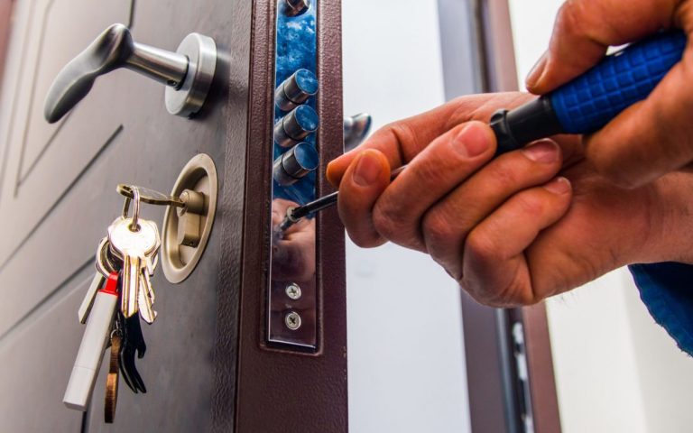 Professional Locksmithing and Customer Service: Striking the Right Balance